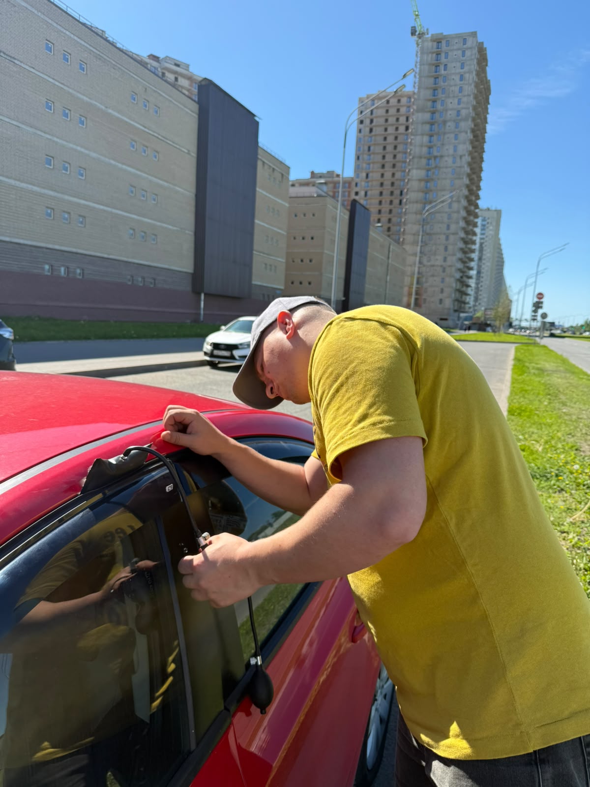 Аварийное вскрытие автомобиля мастером в Сестрорецке